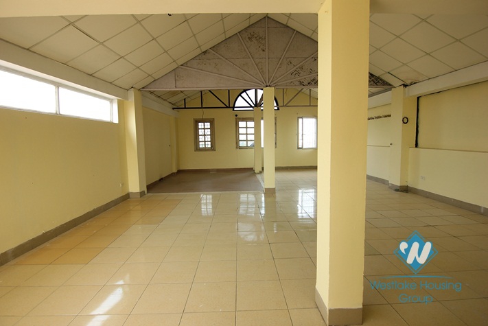 3 floors office for rent in Tayho area.